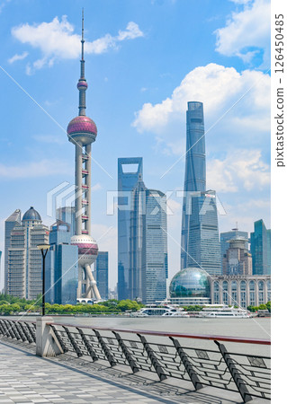 從上海北外灘遠眺東方明珠和陸家嘴 126450485