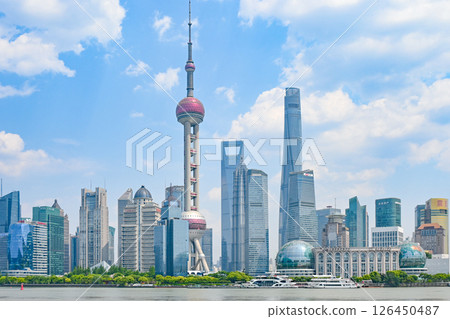 從上海北外灘遠眺東方明珠和陸家嘴 126450487