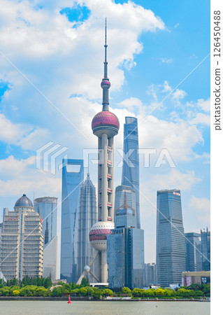 從上海北外灘遠眺東方明珠和陸家嘴 126450488