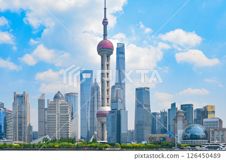 從上海北外灘遠眺東方明珠和陸家嘴 126450489
