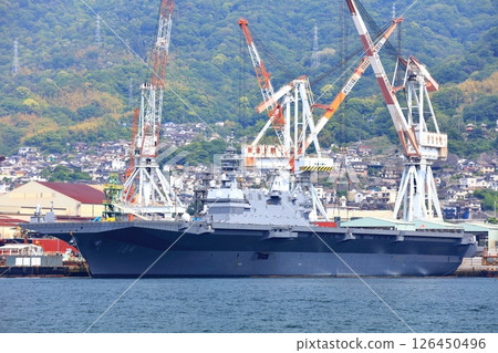 【廣島縣】晴天，大型護衛艦「加賀號」停泊在日本海上自衛隊吳基地 126450496