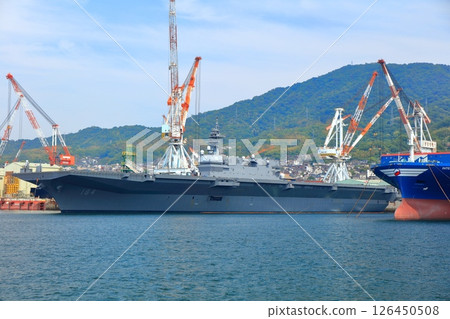 [Hiroshima Prefecture] Large escort ship Kaga anchored at the Japan Maritime Self-Defense Force Kure Base on a clear day 126450508