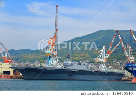 【廣島縣】晴天，大型護衛艦「加賀號」停泊在日本海上自衛隊吳基地 126450510