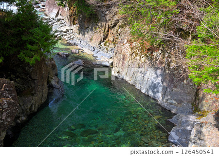 <Nagano Prefecture> Atera Valley in spring: The clear stream of Atera blue 126450541