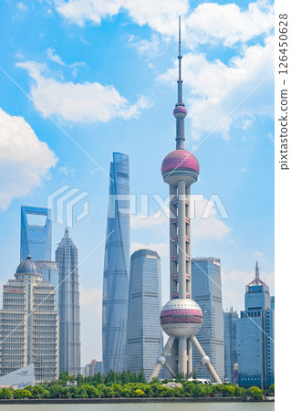 從上海北外灘遠眺東方明珠和陸家嘴 126450628
