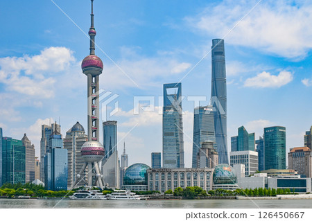 從上海外灘遠眺東方明珠和陸家嘴 從上海外灘遠眺東方明珠和陸家嘴 126450667