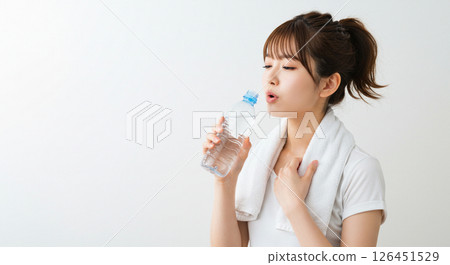 A young woman drinking water to prevent heat stroke 126451529