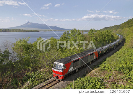 函館本線貨運列車DF200 JR貨運以駒岳為背景行駛 126451607