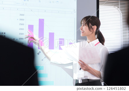 身著休閒服的年輕女子在螢幕前做演講 126451802