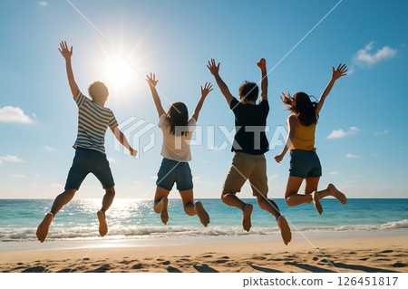 夏季年輕人在海中跳躍的剪影 126451817