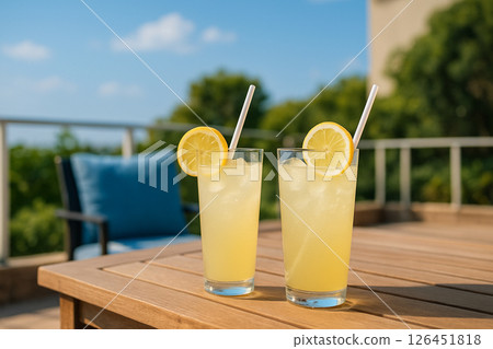 美麗的熱帶海灘和果汁 美麗的熱帶海灘和果汁 126451818