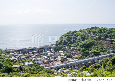 【東海道本線】沿海行駛的普通列車和新幹線 126452347
