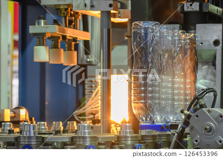 The operation of plastic bottle blowing machine. The operation of plastic bottle blowing machine. 126453396