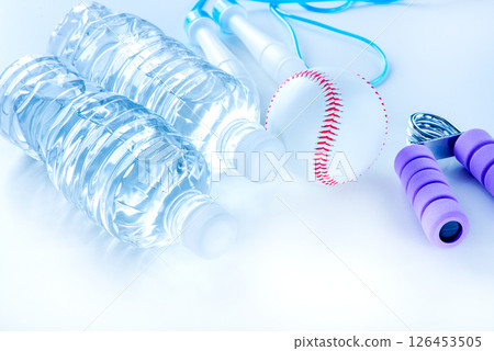 裝滿水的塑膠瓶運動影像 裝滿水的塑膠瓶運動影像 126453505