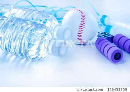 裝滿水的塑膠瓶運動影像 裝滿水的塑膠瓶運動影像 126453509