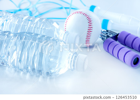 裝滿水的塑膠瓶運動影像 裝滿水的塑膠瓶運動影像 126453510