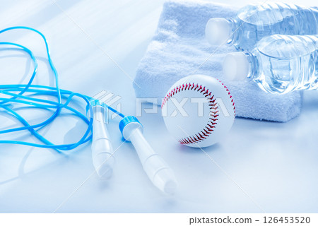 裝滿水的塑膠瓶運動影像 裝滿水的塑膠瓶運動影像 126453520