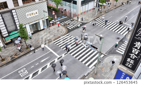下雨天,人們撐著傘走過銀座步行區 下雨天,人們撐著傘走過銀座步行區 126453645