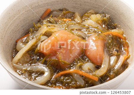 明太子博多醃製(魷魚刺身和赤海藻) 明太子博多醃製(魷魚刺身和赤海藻) 126453807