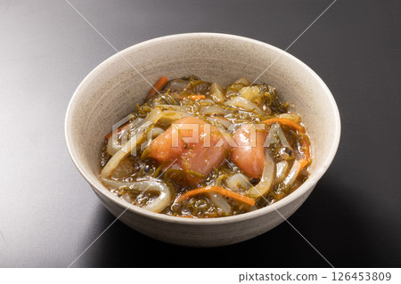 明太子博多醃製(魷魚刺身和赤海藻) 明太子博多醃製(魷魚刺身和赤海藻) 126453809