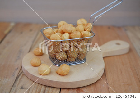 Delicious Golden Fried Snacks in a Wire Basket Delicious Golden Fried Snacks in a Wire Basket 126454043