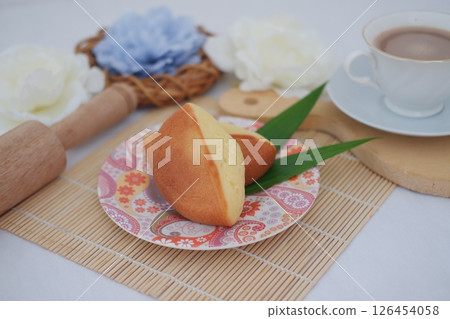 Pukis Cakes with Coffee and Pandan Leaves 126454058