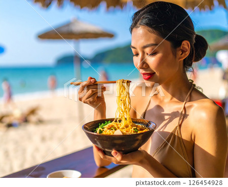 一位年輕女子在海濱別墅享用美味的拉麵 126454928