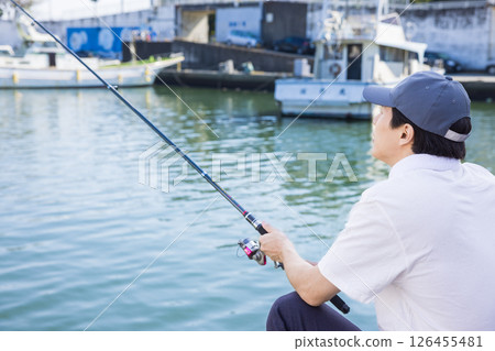 享受釣魚的男人 享受釣魚的男人 126455481