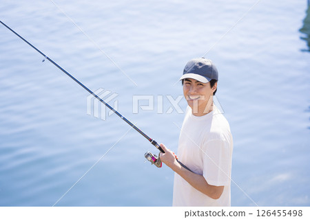 享受釣魚的男人 享受釣魚的男人 126455498