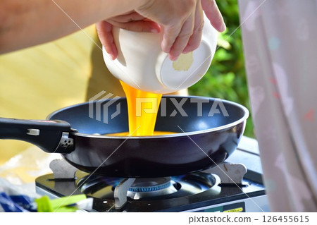 露營食物:炒蛋 露營食物:炒蛋 126455615