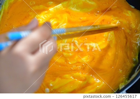 露營食物:炒蛋 露營食物:炒蛋 126455617