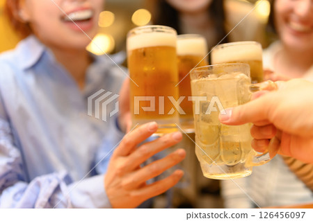 居酒屋裡的一幕 126456097