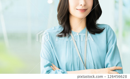 一位女商人雙手交叉微笑 一位女商人雙手交叉微笑 126456628