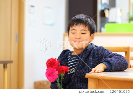 康乃馨的男孩 126461025