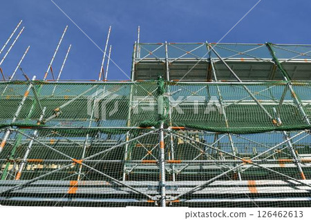 在工地安裝的腳手架 126462613