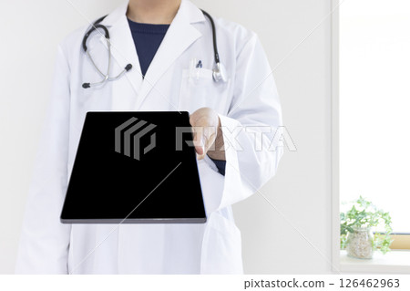 Image of a doctor showing the screen of a tablet device (Japanese, male, no face, 30s) Image of a doctor showing the screen of a tablet device (Japanese, male, no face, 30s) 126462963