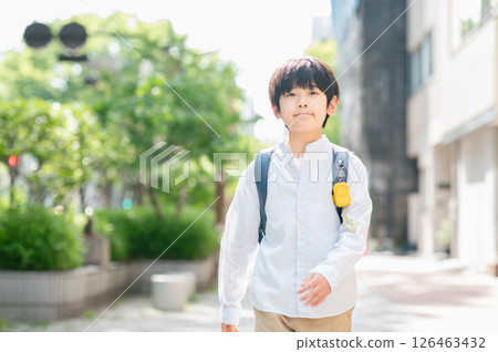 Elementary school student going to school 126463432