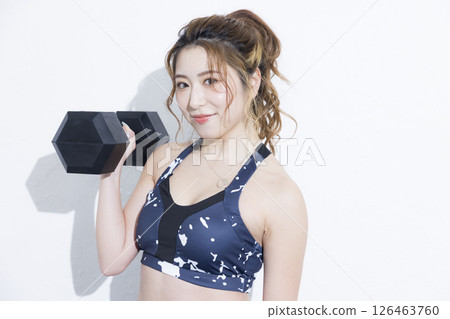 婦女在啞鈴訓練 婦女在啞鈴訓練 126463760