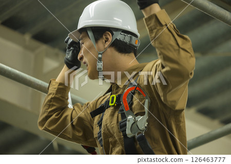 身穿全套安全帶的男性工人 身穿全套安全帶的男性工人 126463777