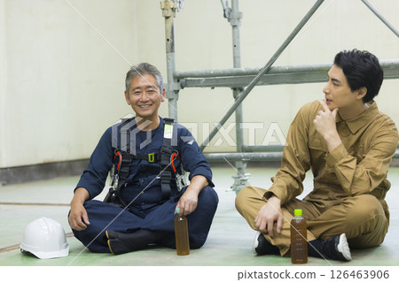 Workers taking a break at a construction site 126463906