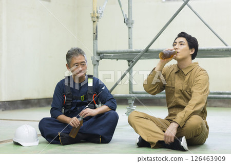 工人們在建築工地休息 126463909