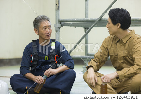 Workers taking a break at a construction site 126463911