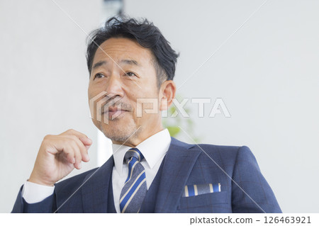正在接受採訪的商人 126463921