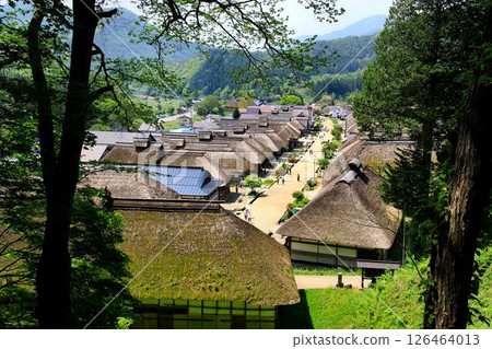 A post town lined with beautiful thatched roofs... Fresh greenery in "Ouchi-juku" 126464013