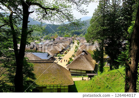 A post town lined with beautiful thatched roofs... Fresh greenery in "Ouchi-juku" 126464017
