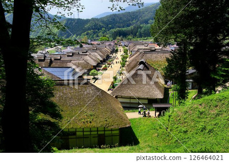 美麗的茅草屋頂的驛站小鎮…「大內宿」的新綠 126464021