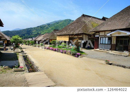 美麗的茅草屋頂的驛站小鎮…「大內宿」的新綠 126464022