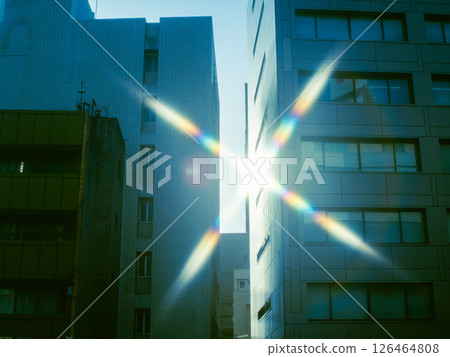 陽光在建築物之間的縫隙中反射——像電影一樣 126464808