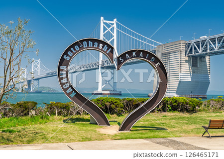 <香川縣>藍天下的瀨戶大橋 126465171