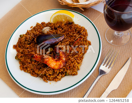 Valencian seafood paella with shrimps, squid and clams 126465258